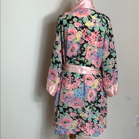 * Sold. VTG Victoria’s Secret pink floral robe - Picture 4 of 6